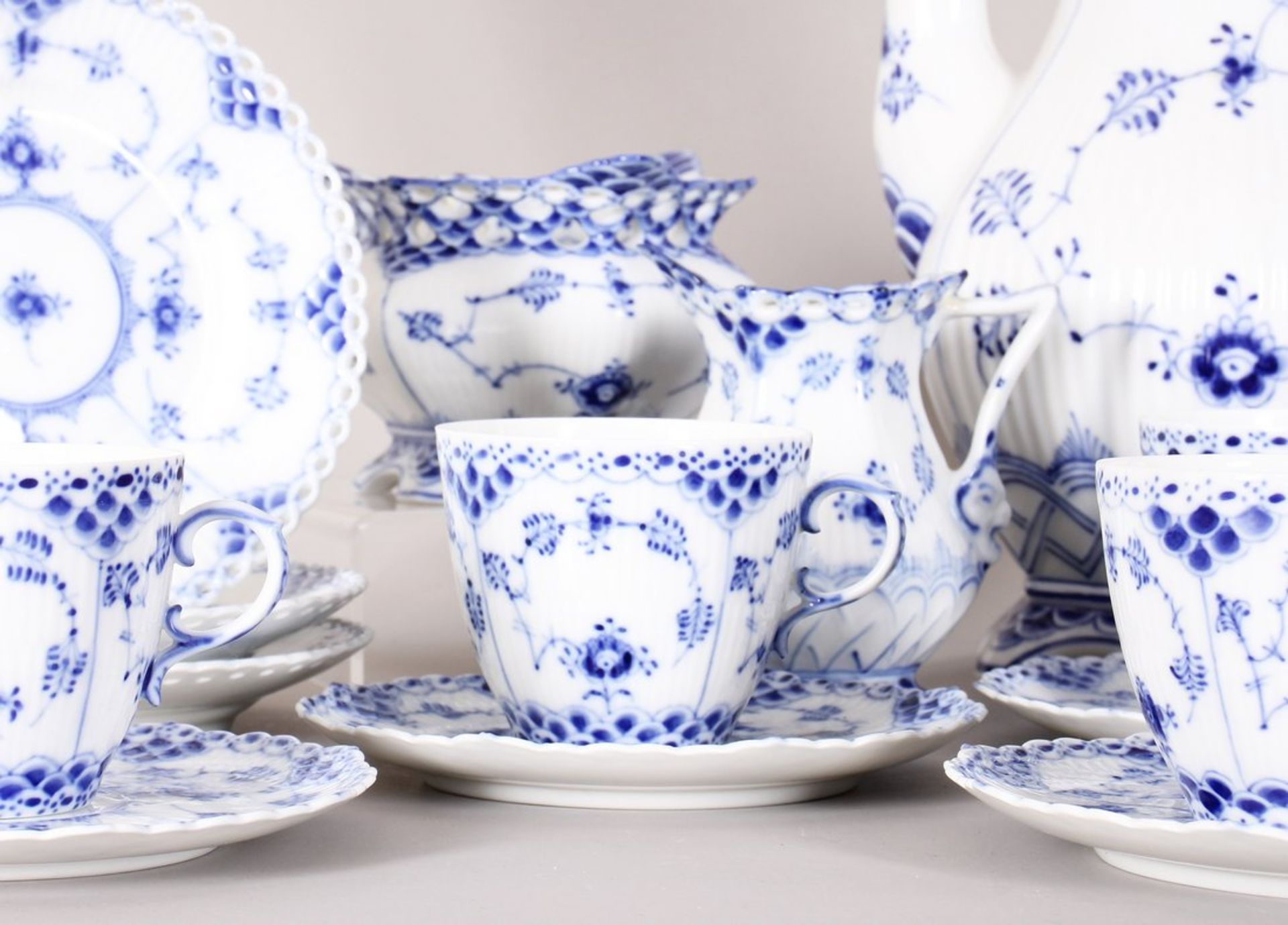 Kaffee-Service für 6 Personen, Royal Copenhagen, Dekor "Musselmalet Halb- und Vollspitze, gerippt", - Bild 2 aus 6