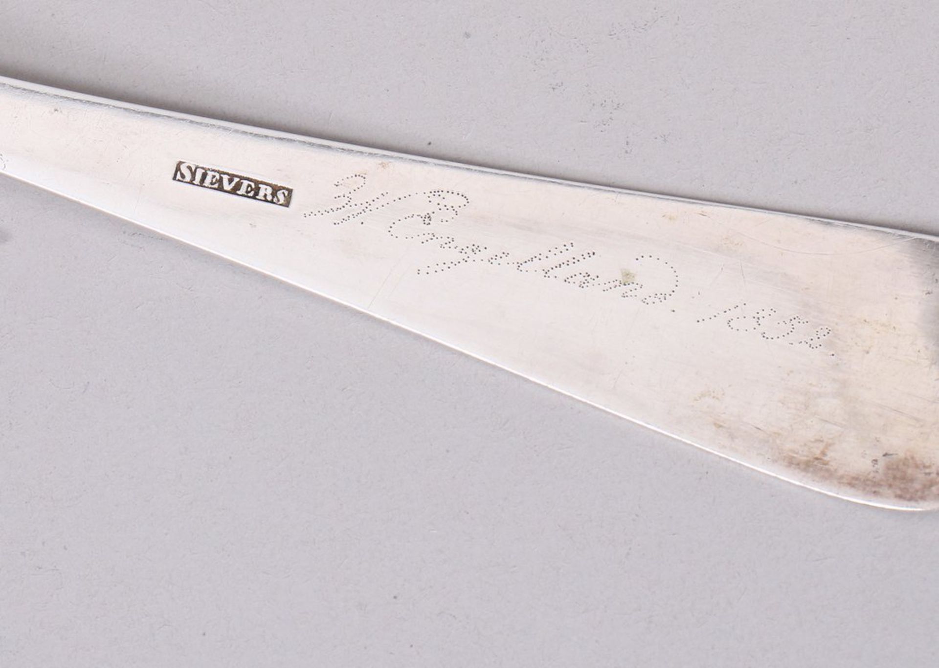 Zwei Biedermeier-Streulöffel, Silber, deutsch, Mitte/2. Hälfte 19.Jh.  - Bild 3 aus 3