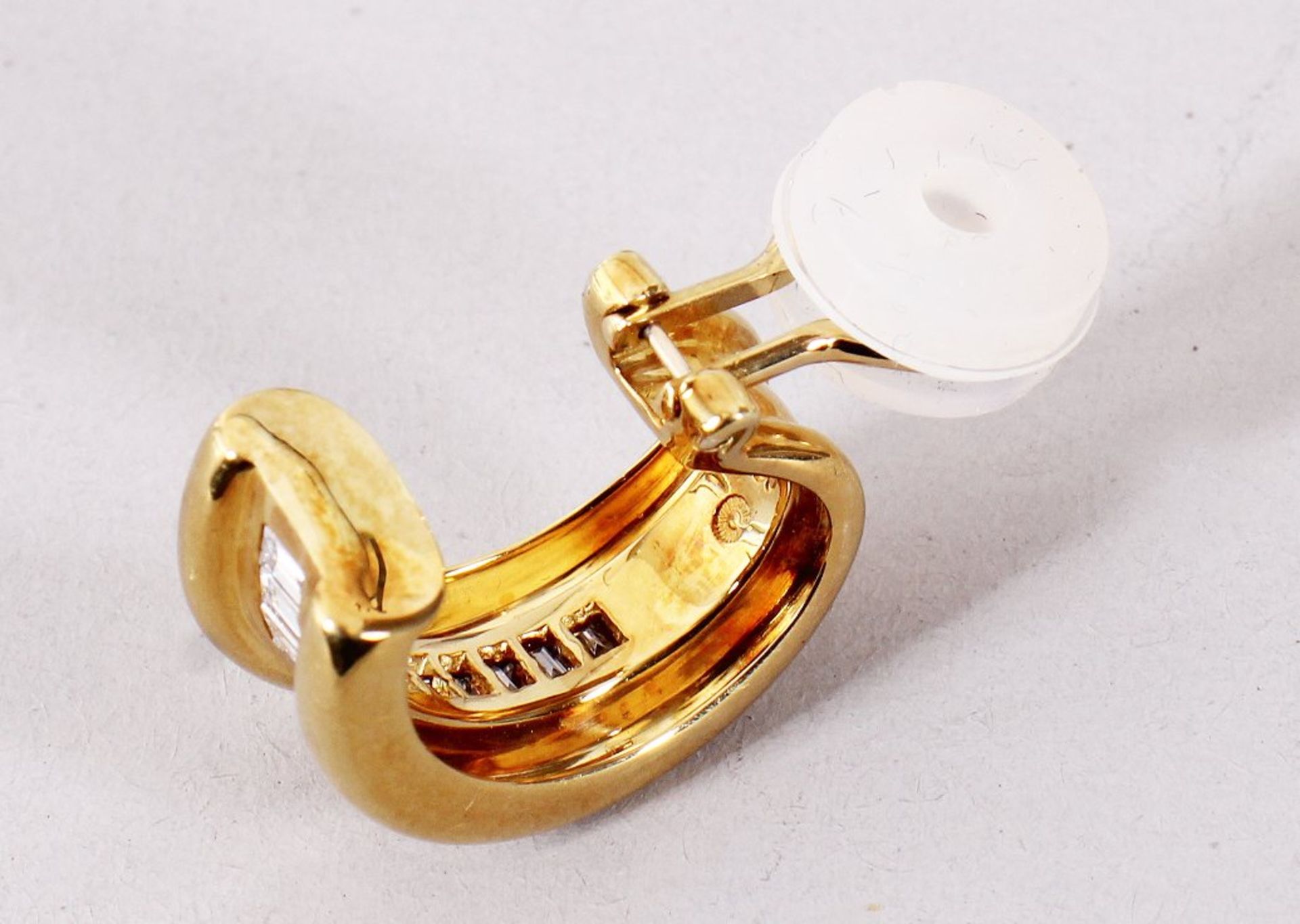Paar Diamant-Ohrclips, 750er Gelbgold, 20.Jh.  - Bild 3 aus 5