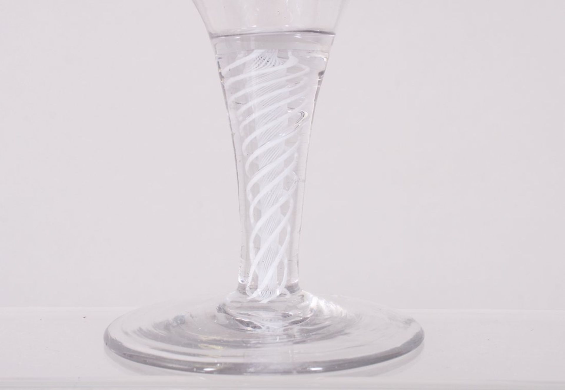 Süßweinglas, sogn. "Opaque-Twist", wohl England, 18. Jh.  - Bild 3 aus 4