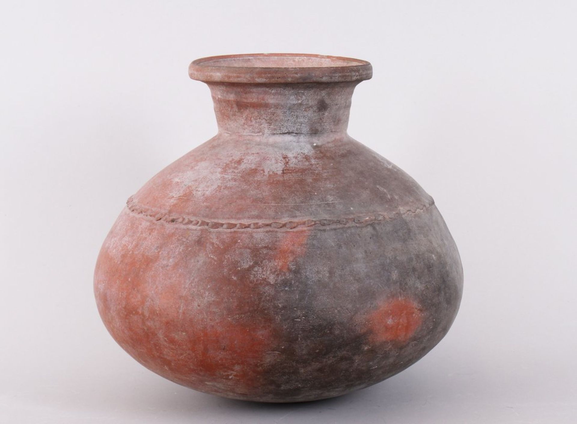 Terra Nigra-Vorratsgefäß, wohl römisch, roter Scherben, geschwärzt  - Bild 3 aus 4