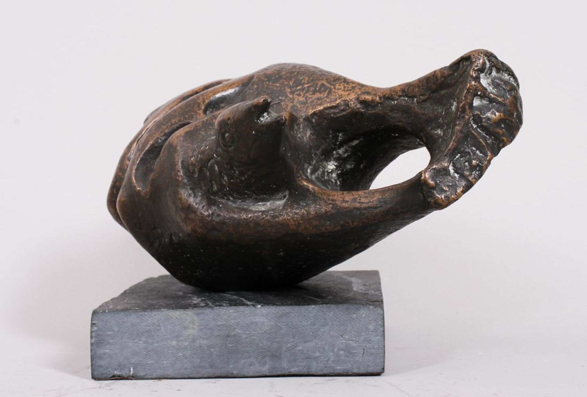 Umklammerte Taube, Bronze, patiniert, wohl Ende 20.Jh.  - Bild 4 aus 4