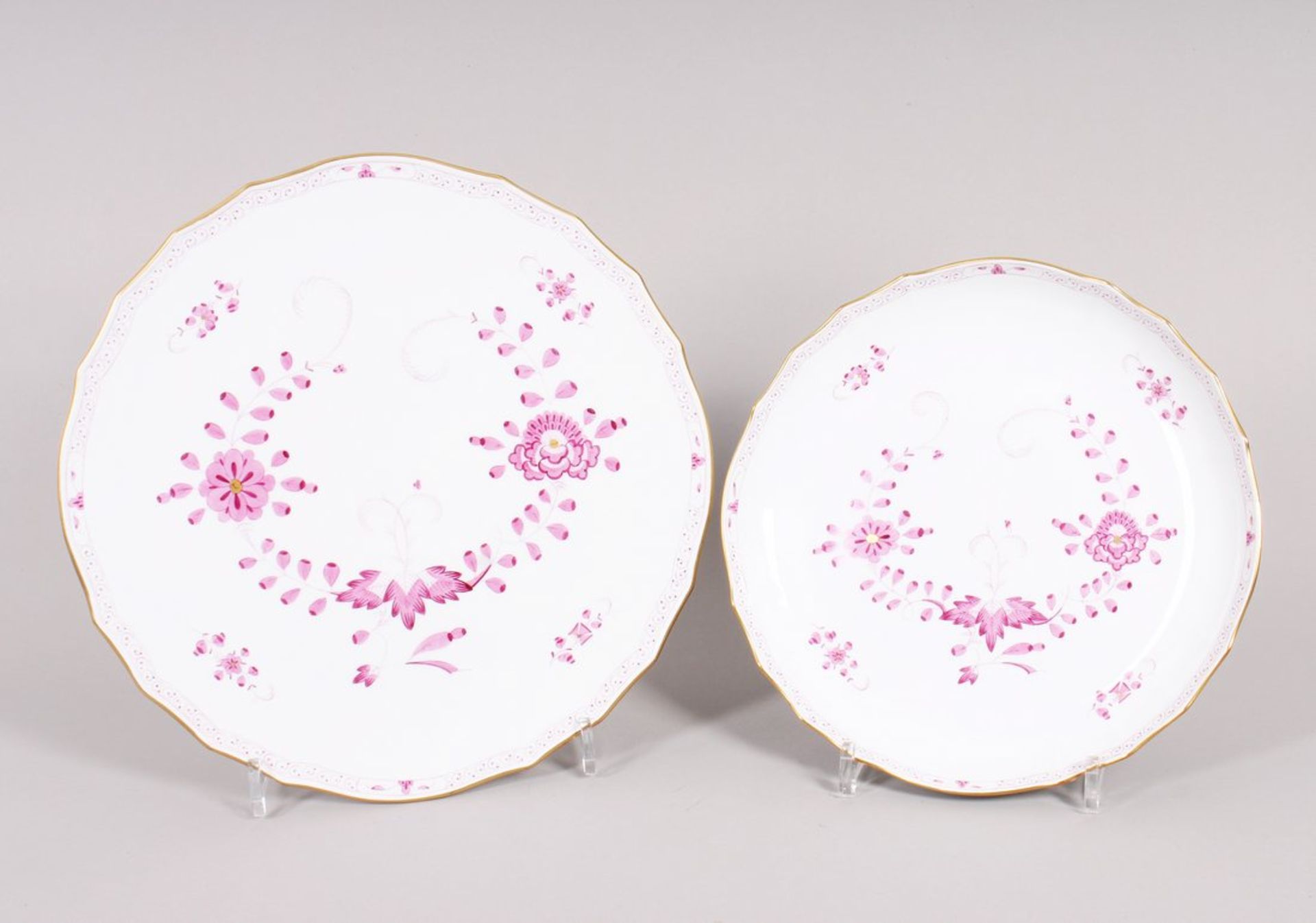 Zwei Kuchenplatten/ -teller, Meissen, Form "Neuer Ausschnitt", Dekor "Indisch Purpur", 20.Jh. 