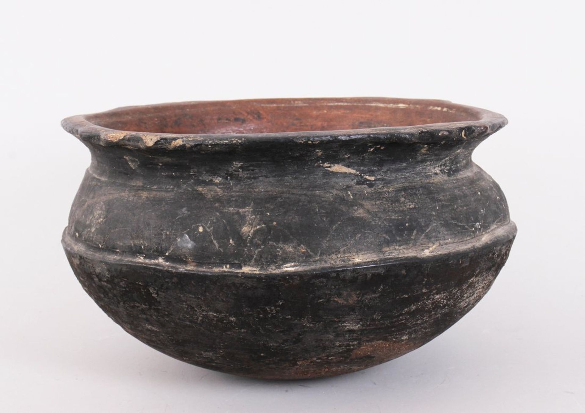 Terra-Nigra Schale, wohl römisch, roter Scherben, geschwärzt 