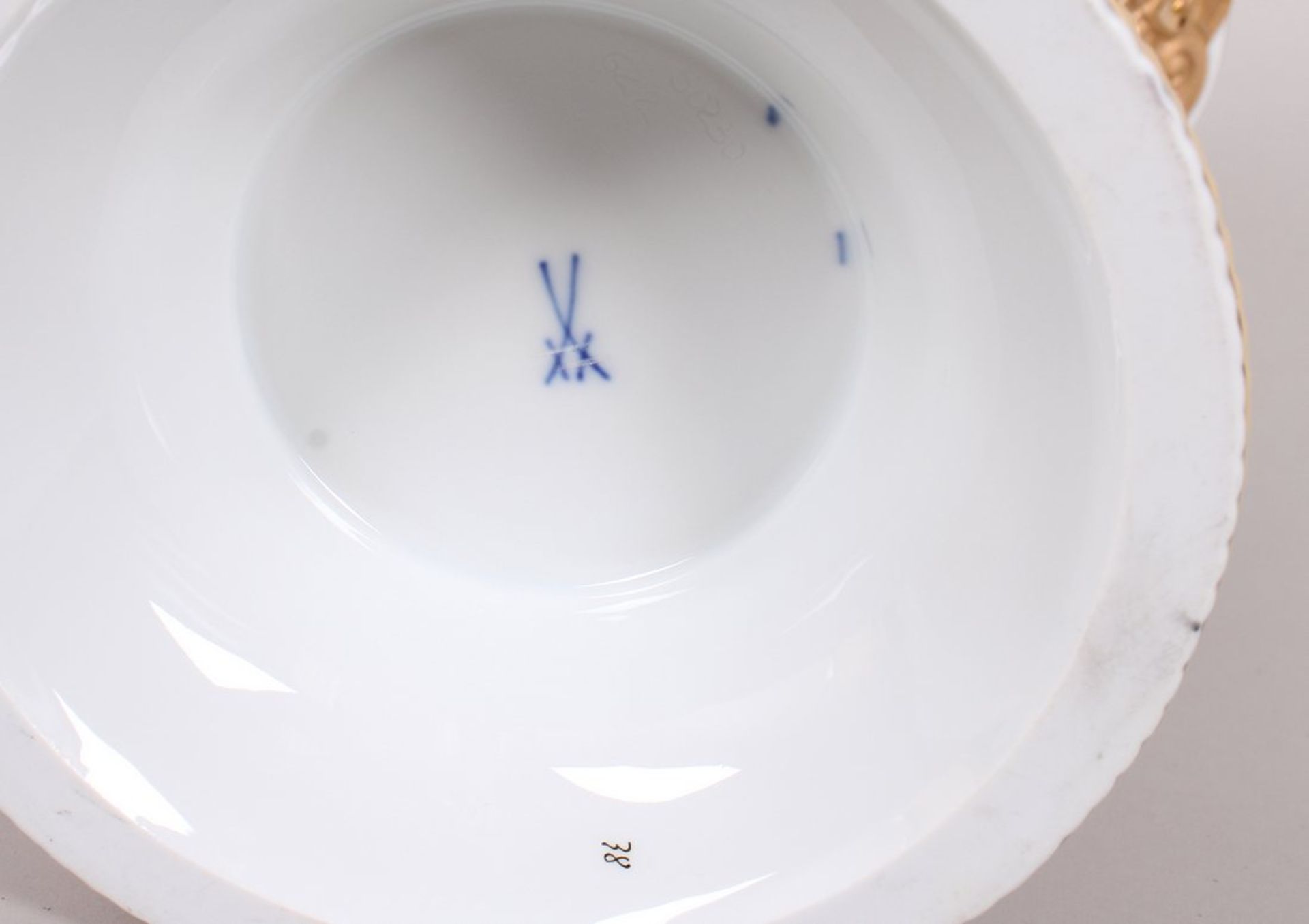 Prunkvase mit Reliefdekor, Meissen, Fertigung nach 1972  - Bild 5 aus 6