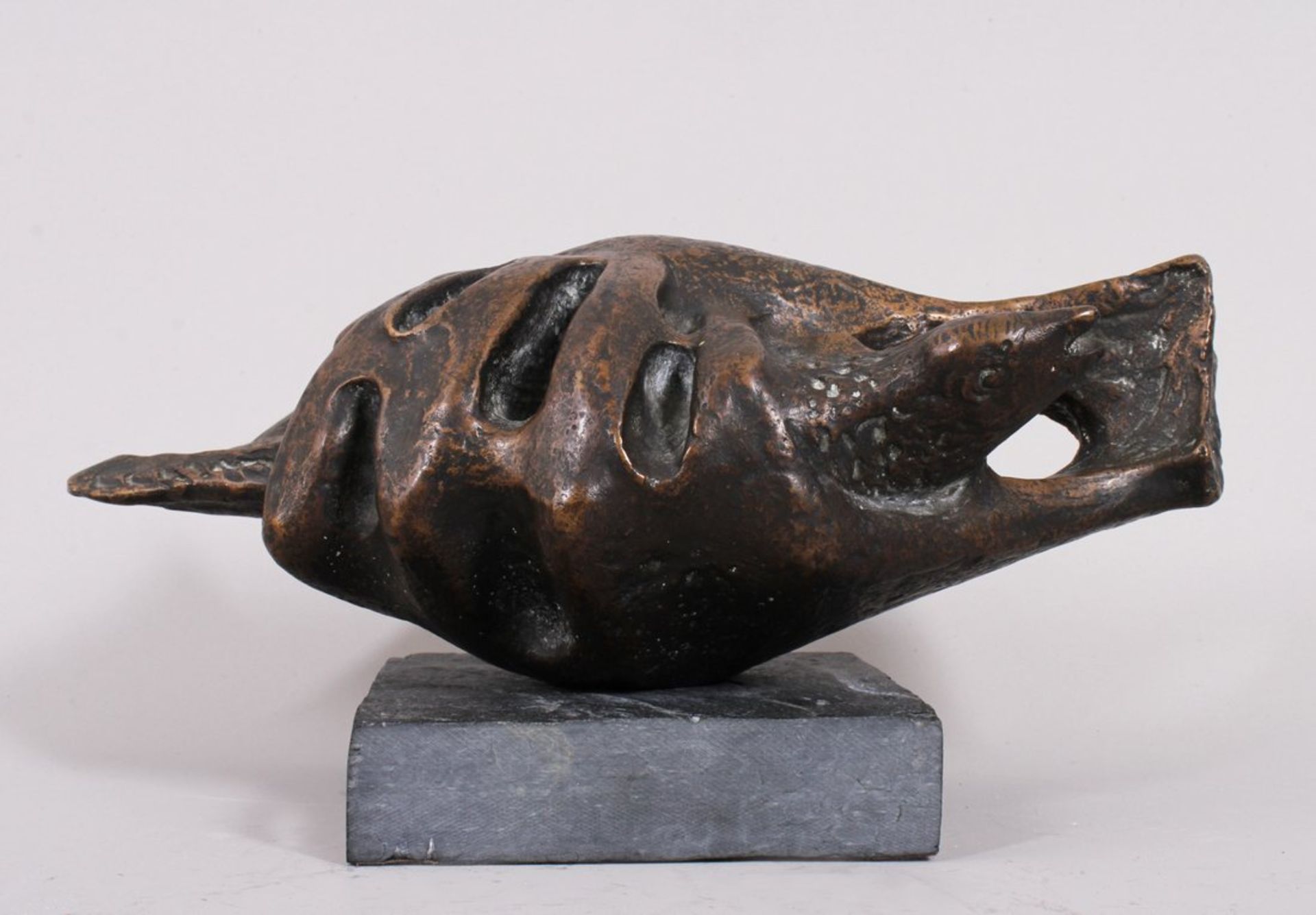 Umklammerte Taube, Bronze, patiniert, wohl Ende 20.Jh.  - Bild 3 aus 4