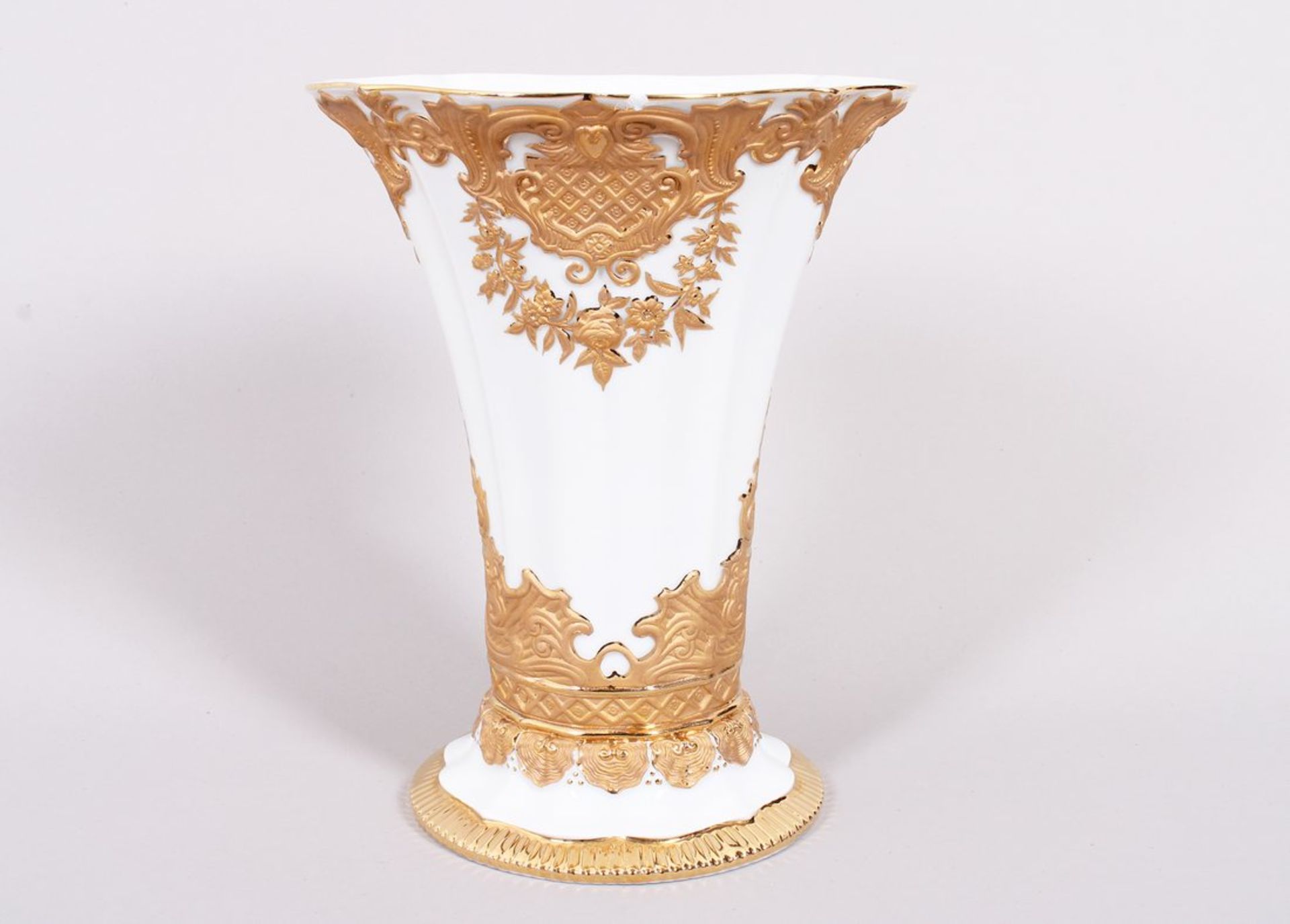 Prunkvase mit Reliefdekor, Meissen, Fertigung nach 1972  - Bild 2 aus 6