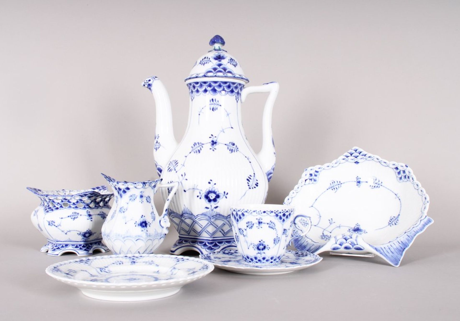 Kaffee-Service für 6 Personen, Royal Copenhagen, Dekor "Musselmalet Halb- und Vollspitze, gerippt", - Bild 3 aus 6