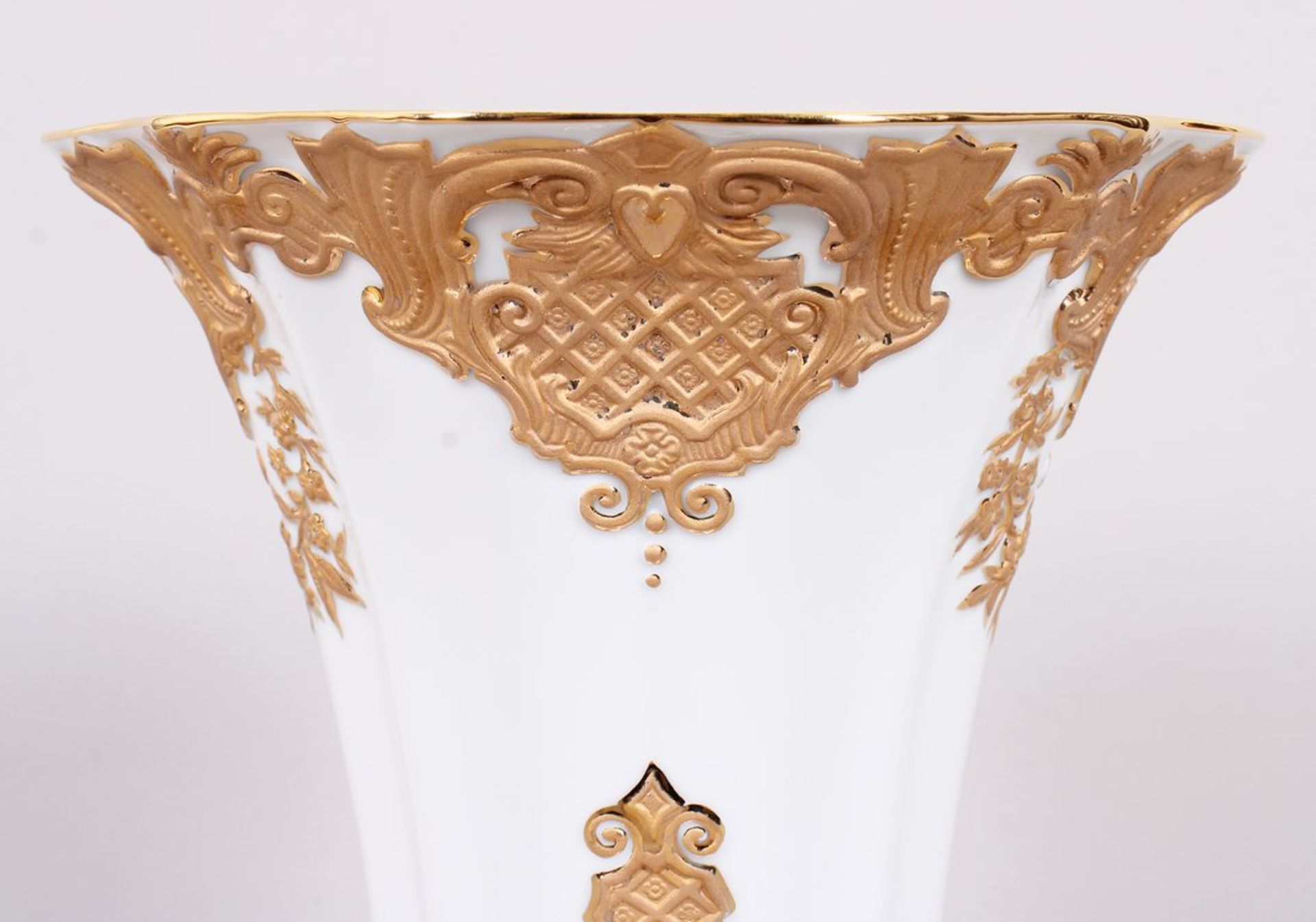 Prunkvase mit Reliefdekor, Meissen, Fertigung nach 1972  - Bild 3 aus 6