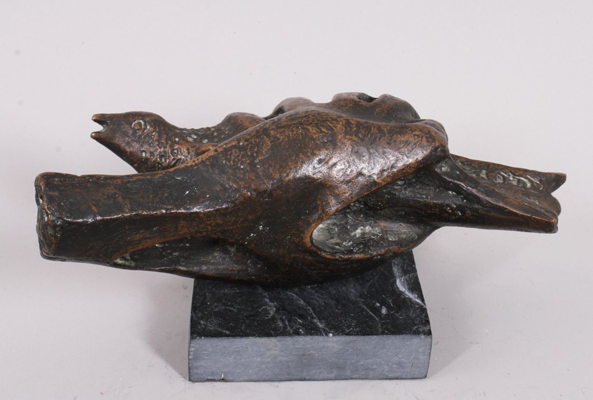 Umklammerte Taube, Bronze, patiniert, wohl Ende 20.Jh.  - Bild 2 aus 4