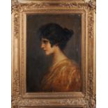 Profilporträt einer Dame mit rotem Ohrring, um 1900 