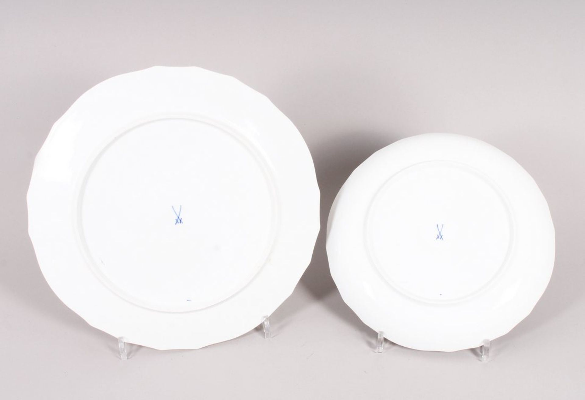 Zwei Kuchenplatten/ -teller, Meissen, Form "Neuer Ausschnitt", Dekor "Indisch Purpur", 20.Jh.  - Bild 3 aus 5