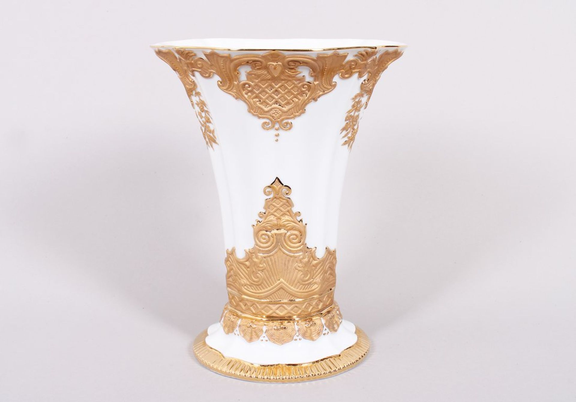 Prunkvase mit Reliefdekor, Meissen, Fertigung nach 1972 