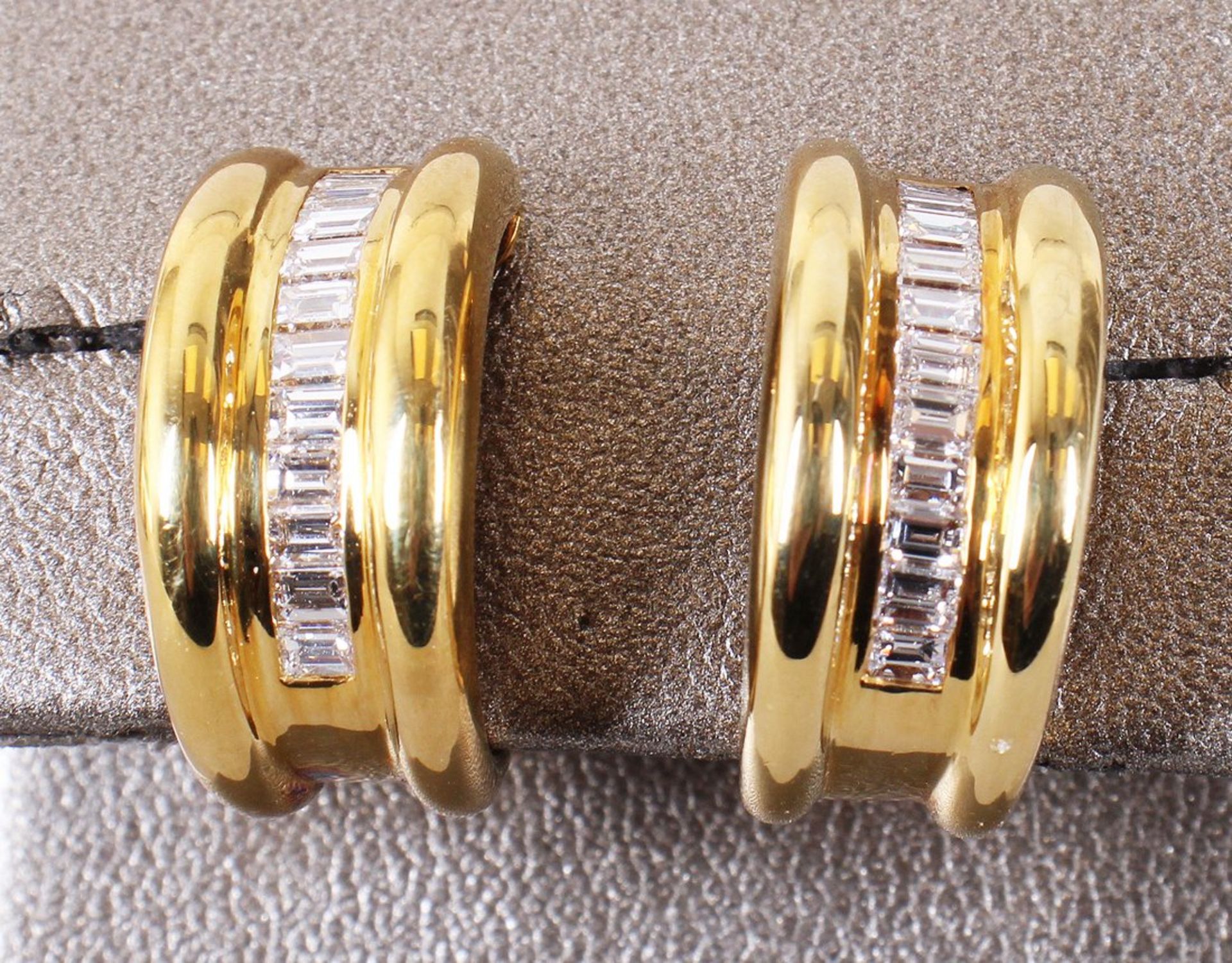 Paar Diamant-Ohrclips, 750er Gelbgold, 20.Jh.  - Bild 2 aus 5