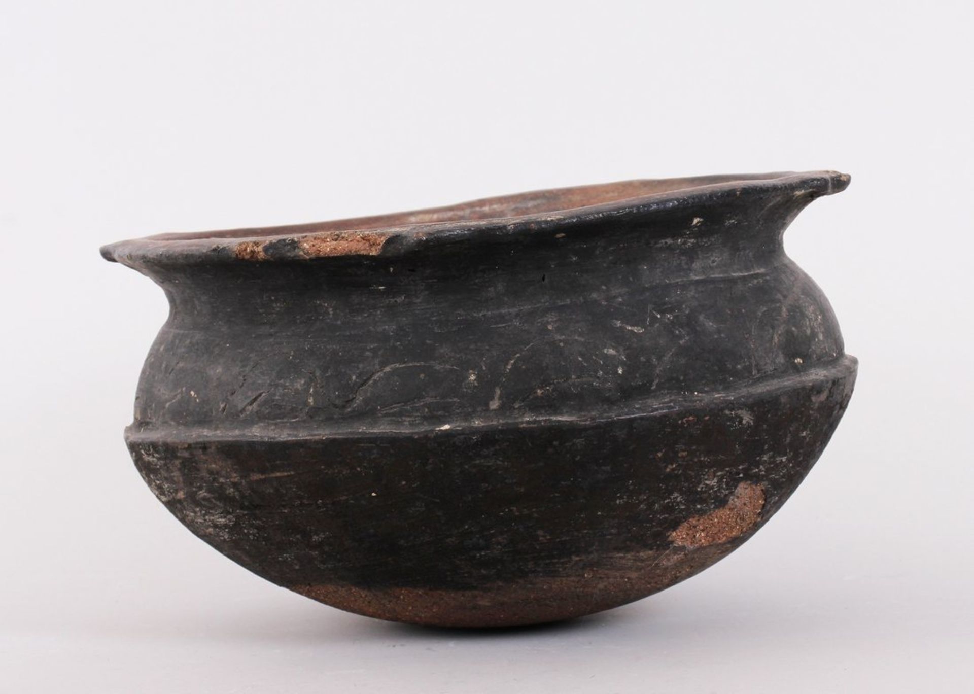 Terra-Nigra Schale, wohl römisch, roter Scherben, geschwärzt  - Bild 2 aus 2