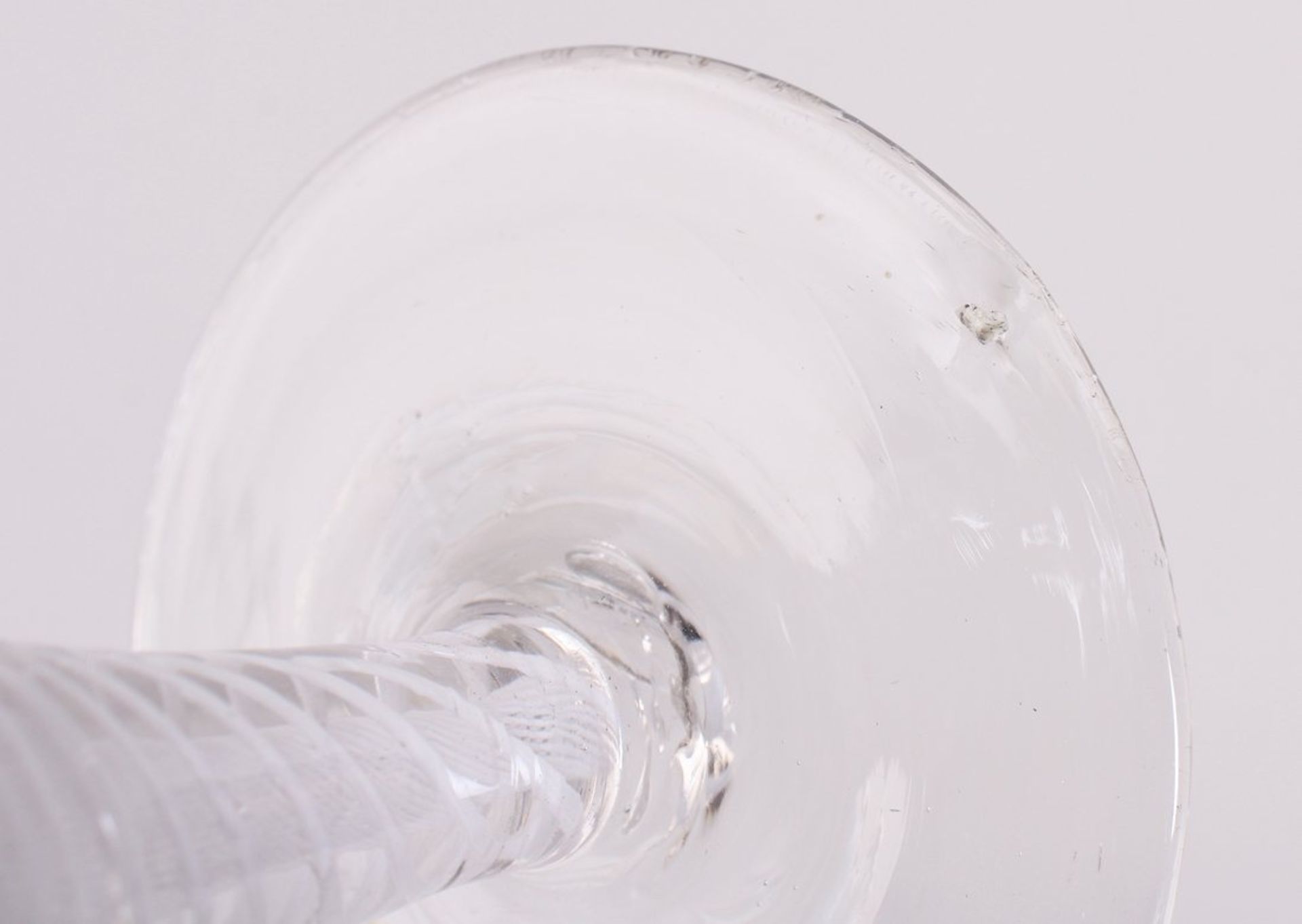 Süßweinglas, sogn. "Opaque-Twist", wohl England, 18. Jh.  - Bild 4 aus 4