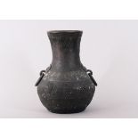 Doppelhenkel-Vase, China, wohl Ming-Zeit (1368 bis 1644), Bronze, geschwärzt 