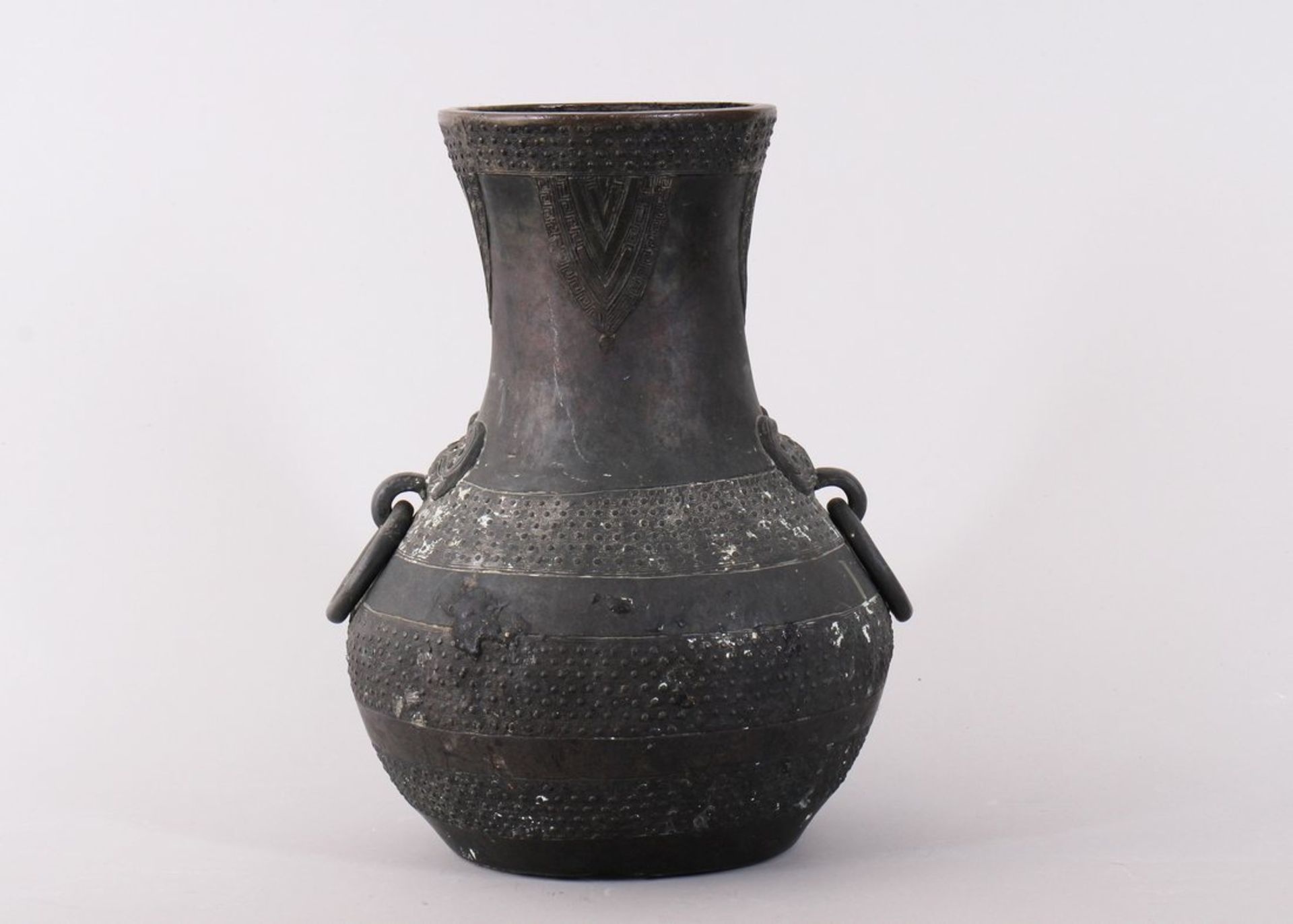 Doppelhenkel-Vase, China, wohl Ming-Zeit (1368 bis 1644), Bronze, geschwärzt 