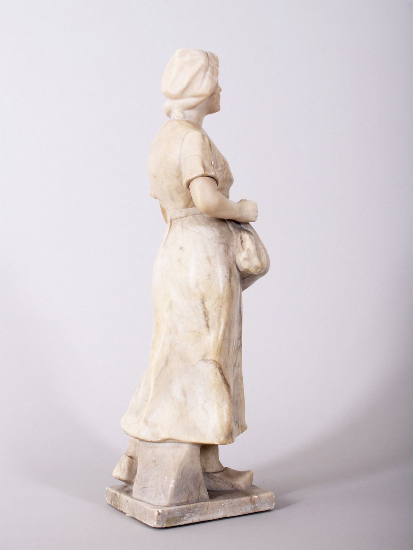 Magd mit Wäschebündel, wohl Frankreich, um 1900  - Bild 2 aus 4