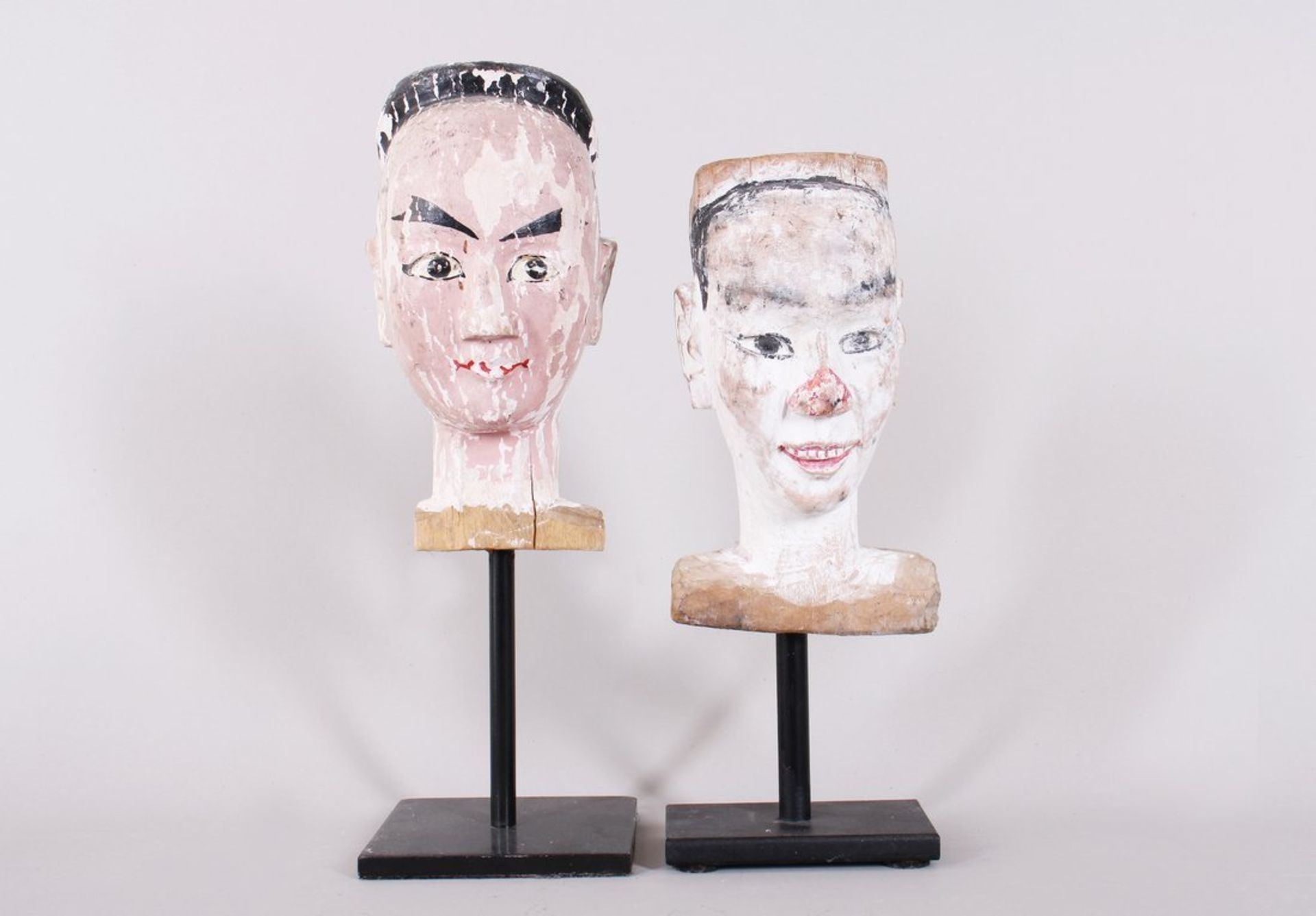 2 Puppenköpfe, wohl China, 20. Jhd., Holz, geschnitzt und farbig gefasst 