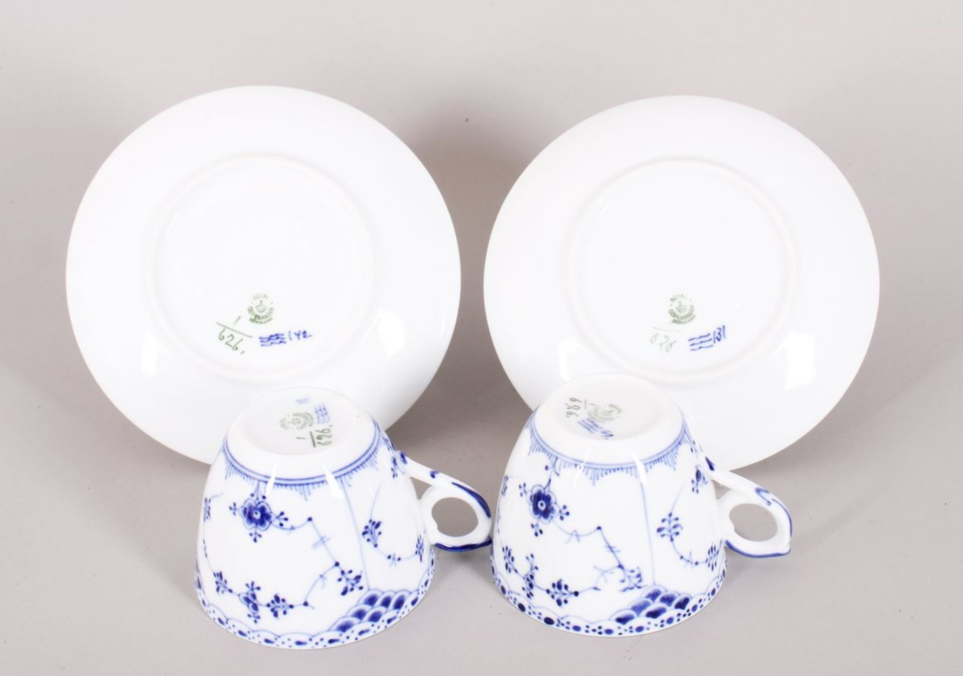 Paar Kaffeetassen mit Untertassen, Royal Copenhagen, Dänemark, Dekor "Musselmalet gerippt, Halbspit - Bild 2 aus 3