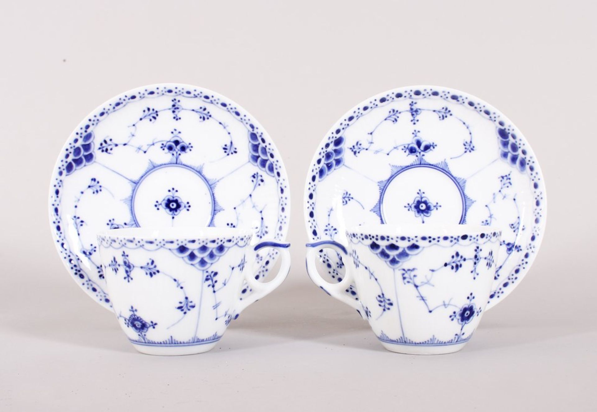Paar Kaffeetassen mit Untertassen, Royal Copenhagen, Dänemark, Dekor "Musselmalet gerippt, Halbspit