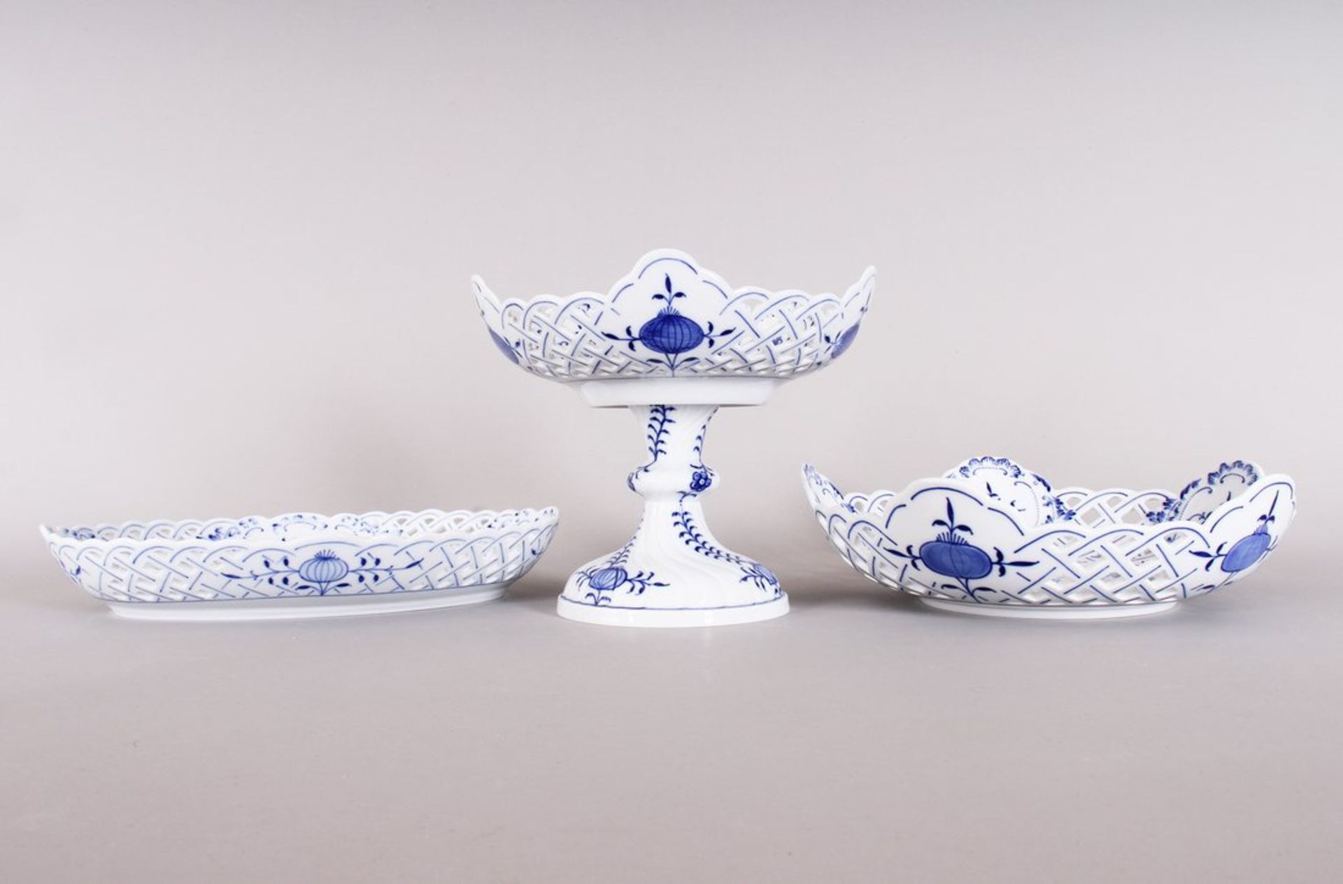 Konvolut Durchbruchporzellan, Meissen, Dekor "Zwiebelmuster", Fertigung nach 1972  - Bild 2 aus 6