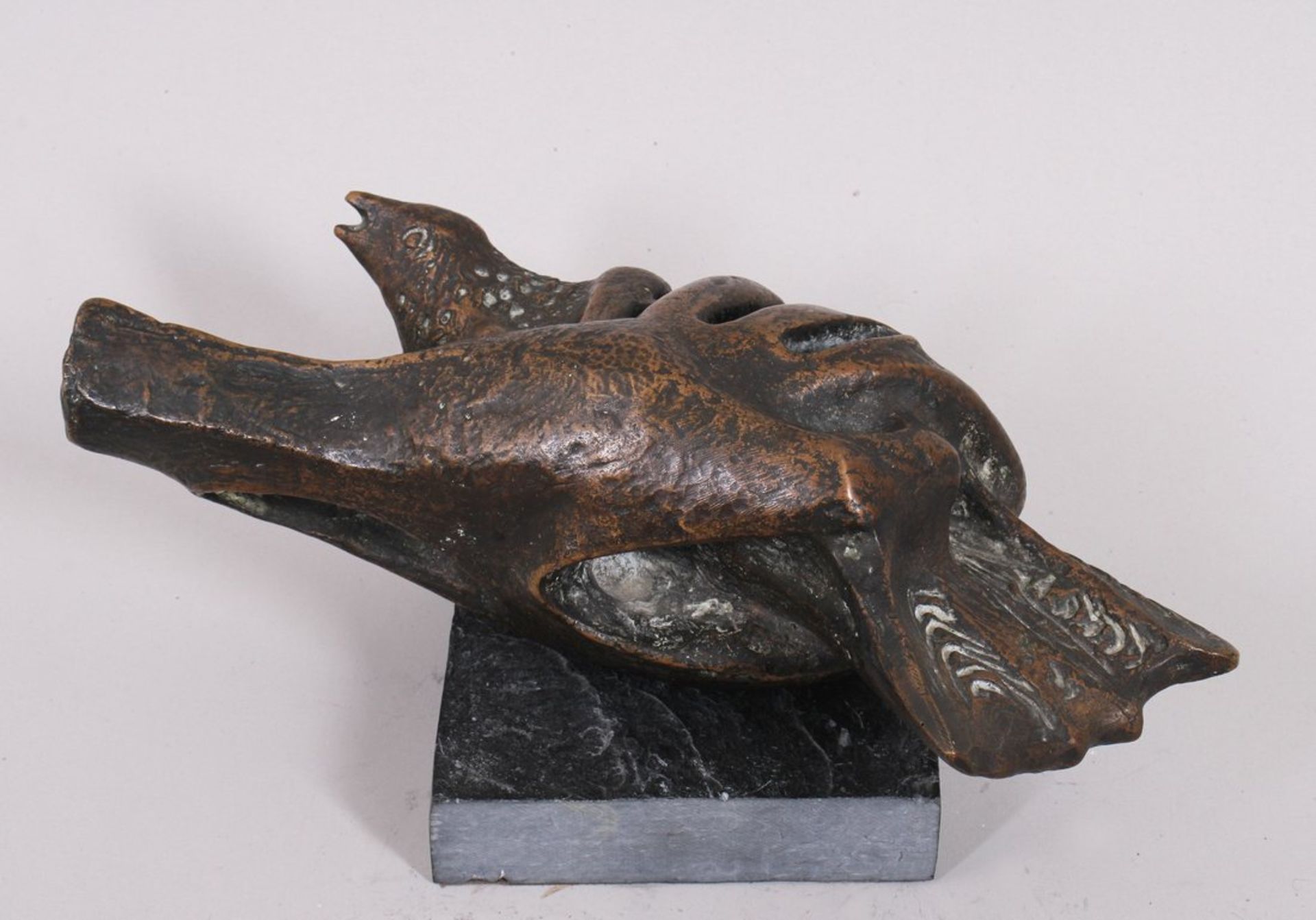 Umklammerte Taube, Bronze, patiniert, wohl Ende 20.Jh. 