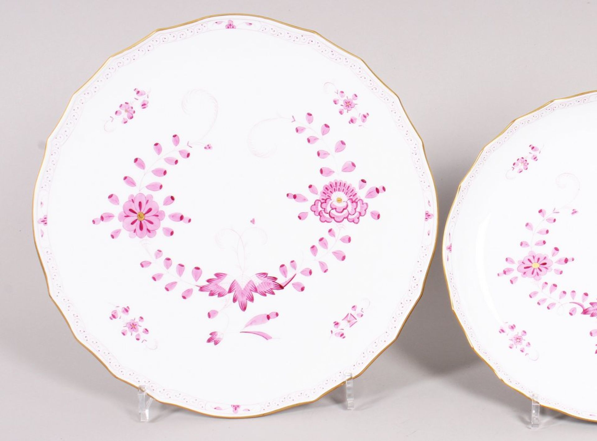 Zwei Kuchenplatten/ -teller, Meissen, Form "Neuer Ausschnitt", Dekor "Indisch Purpur", 20.Jh.  - Bild 2 aus 5