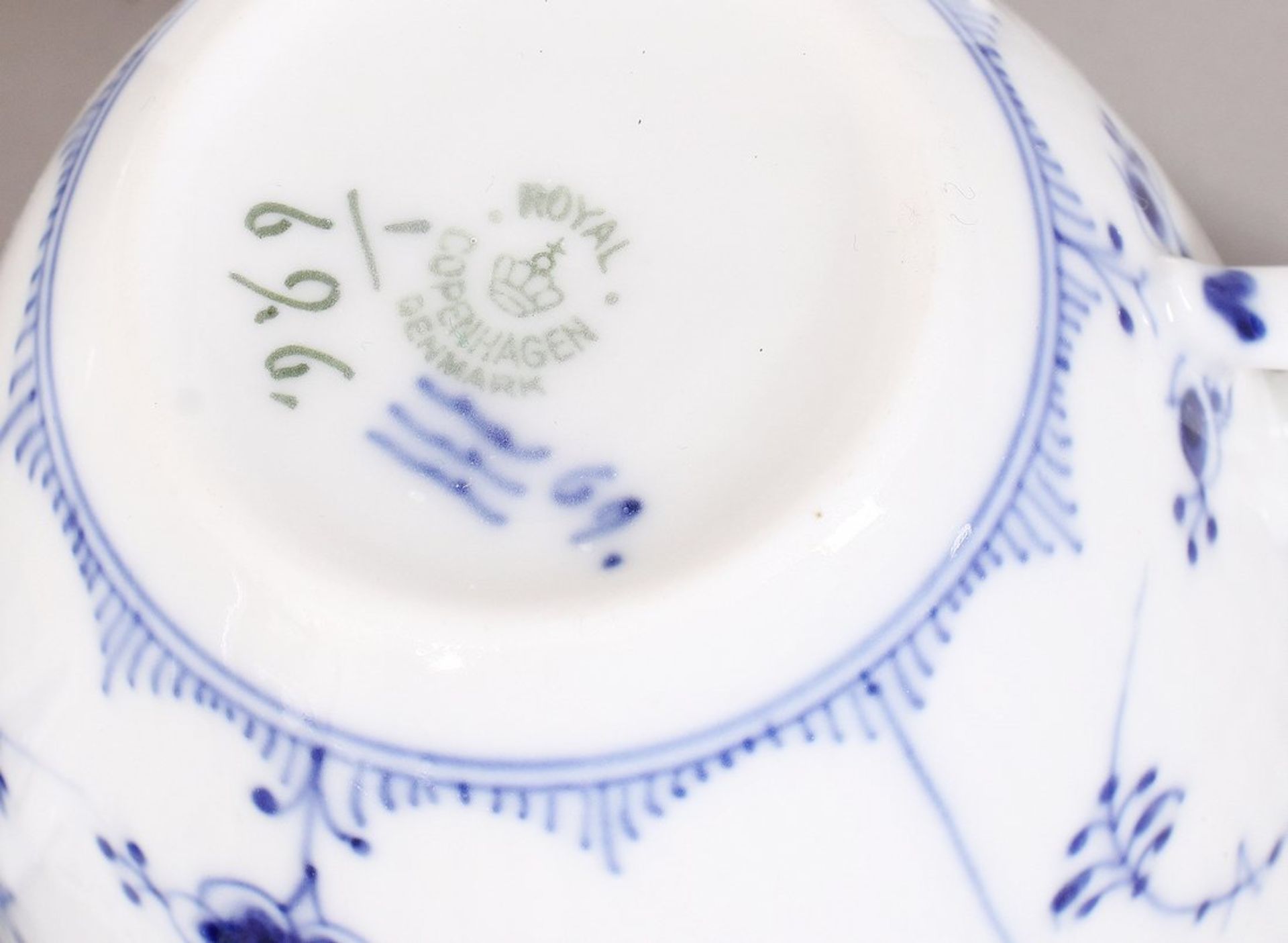 Paar Kaffeetassen mit Untertassen, Royal Copenhagen, Dänemark, Dekor "Musselmalet gerippt, Halbspit - Bild 3 aus 3