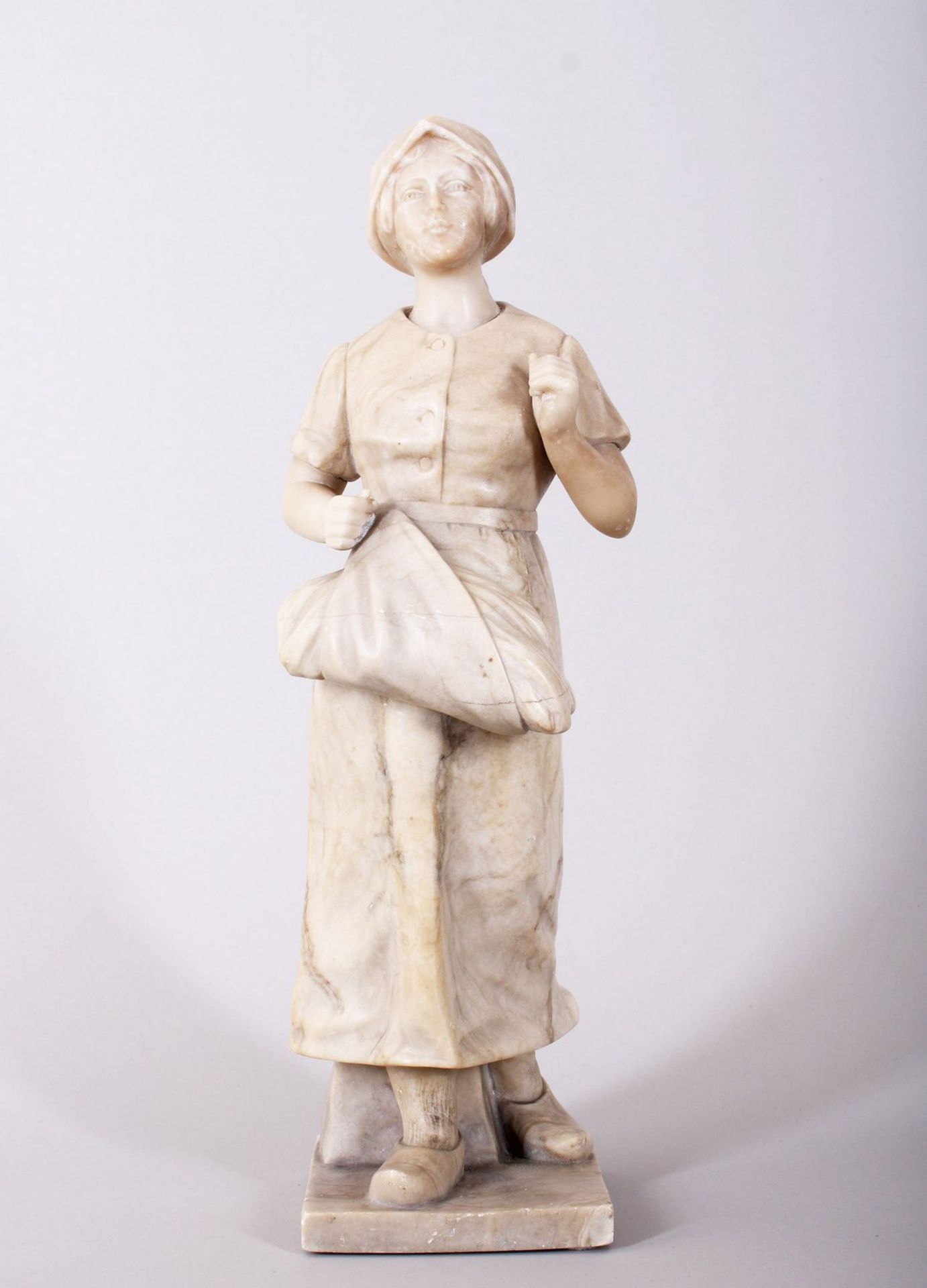 Magd mit Wäschebündel, wohl Frankreich, um 1900 