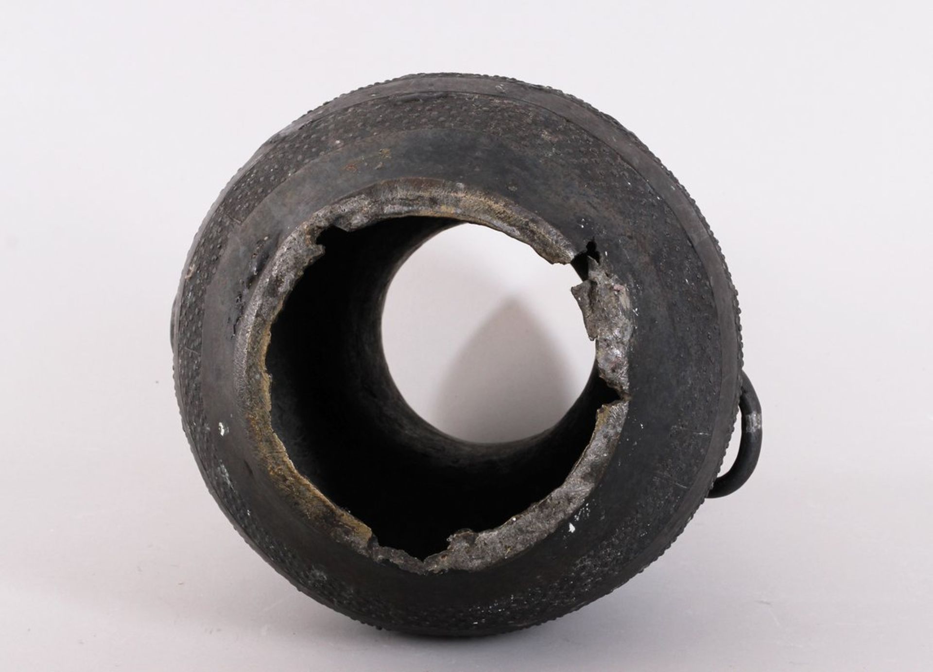 Doppelhenkel-Vase, China, wohl Ming-Zeit (1368 bis 1644), Bronze, geschwärzt  - Bild 4 aus 4