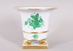Große Vase mit Tatzenfüßen, Herend, Ungarn, Dekor "Apponyi grün", 20.Jh. 