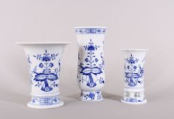 Drei Vasen unterschiedlicher Form, Meissen, Dekor "Zwiebelmuster", 20.Jh. 