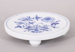 Großer Kannenuntersetzer, Meissen, Dekor "Zwiebelmuster", 20.Jh. 