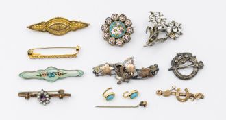 A collection of vintage brooches, including a 9ct gold sweetheart brooch, missing pin, weight approx