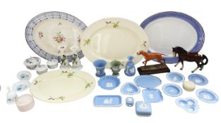 A mixed collection of ceramics comprising Wedgwood, Aynsley, Crown Derby and others, including