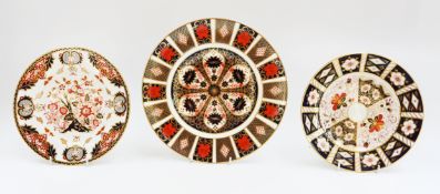 A Royal Crown Derby 1128 Imari patterned dinner plate, 1st quality; along with a 383 patterned
