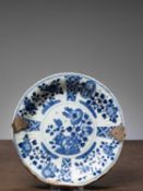 (R) A KANGXI OFFERING PLATE, CHINA, 18TH CENTURY (1662-1722)