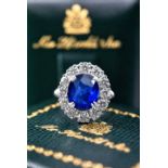 *STUNNING* 5.50CT ROYAL BLUE OVAL SAPPHIRE & VVS1/E DIAMOND HALO RING SET IN 18CT WHITE GOLD