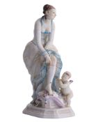 A MEISSEN PORCELAIN FIGURAL GROUP "DAME MIT AMOR" BY PAUL SCHEURICH, C. 1923