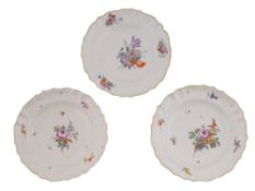 A GROUP OF THREE RUSSIAN PORCELAIN PLATES, MOSCOW, MID 19TH CENTURY