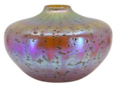 A LOETZ-STYLE IRIDESCENT ART GLASS VASE