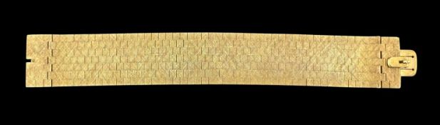 Jewellery: a 9ct yellow gold basketweave bracelet, Birmingham 1965, 17.5cm long, 2.4cm width, 61.5g.