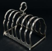 Silver: a six slice toast rack, Israel Sigmund Greenberg, Birmingham 1925. 10.5cm long, 112g.