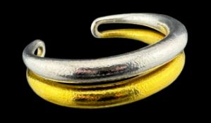 Jewellery: a Zolotas two colour cuff bracelet, the yellow metal signed and marked 22k. External dime