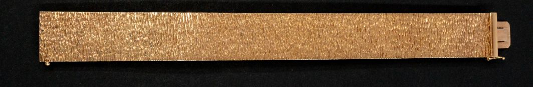 Jewellery: a 9ct yellow gold bark effect bracelet, Birmingham 1973.18cm long, 1.9cm wide, 52.8g.