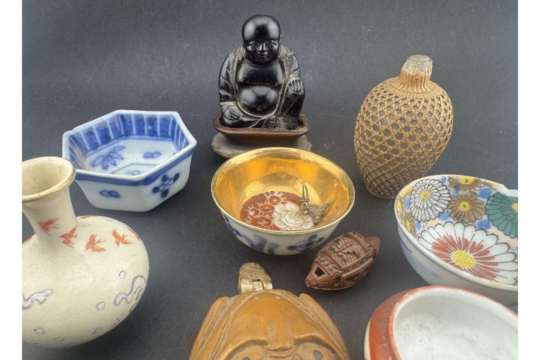 Oriental: a Chinese wicker covered snuff bottle, 6.7cm, a pair of blue and white bottles, 5.0cm, a m - Image 2 of 3