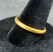 Jewellery: a 22ct yellow gold wedding band, UK size R, band width 2.5mm, 3.9g.