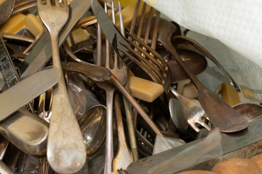 Silver Plate: a gallery tray, a boxed set of nutcrackers, two toast racks, a large volume of assorte - Image 6 of 6